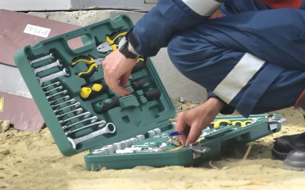 Geöffneter Werkzeugkoffer auf einer Baustelle